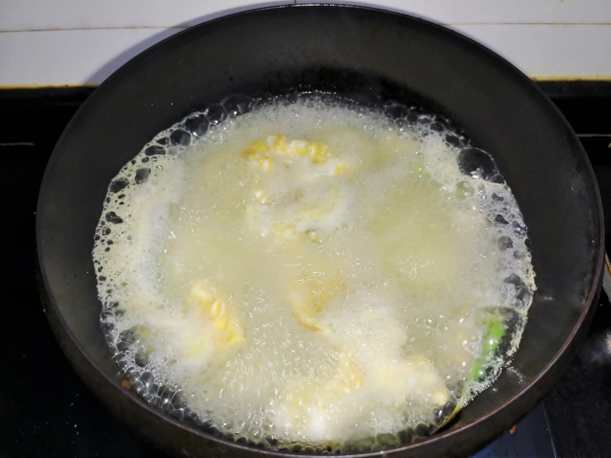 Bữa cơm m&ugrave;a h&egrave; tươi m&aacute;t với m&oacute;n canh nấu cực nhanh m&agrave; ngon miệng - Ảnh 4.