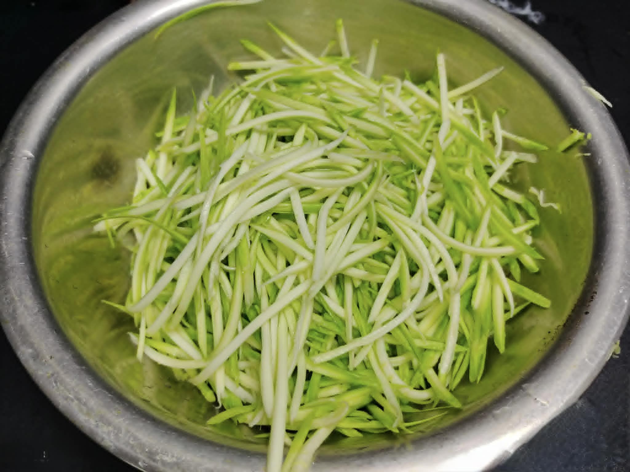 Bữa cơm m&ugrave;a h&egrave; tươi m&aacute;t với m&oacute;n canh nấu cực nhanh m&agrave; ngon miệng - Ảnh 1.