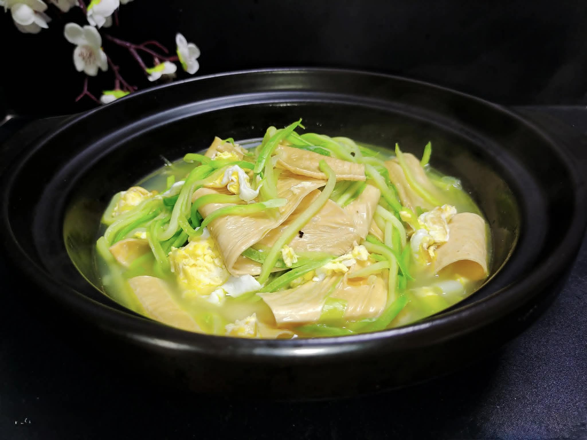 Bữa cơm m&ugrave;a h&egrave; tươi m&aacute;t với m&oacute;n canh nấu cực nhanh m&agrave; ngon miệng - Ảnh 9.