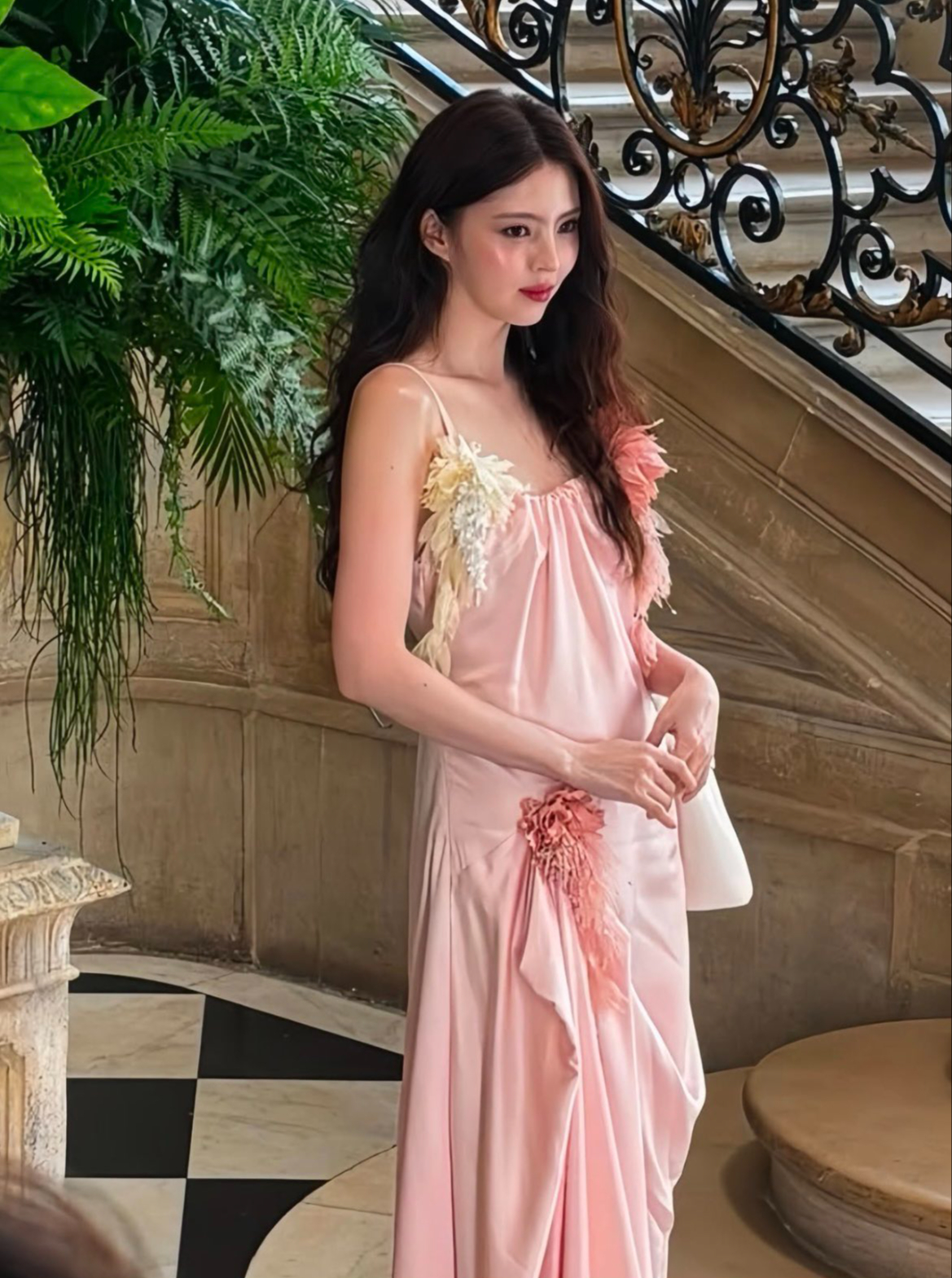 Phải gọi Han So Hee l&agrave; mỹ nh&acirc;n mặc v&aacute;y ngủ đẹp nhất thế gian- Ảnh 6.