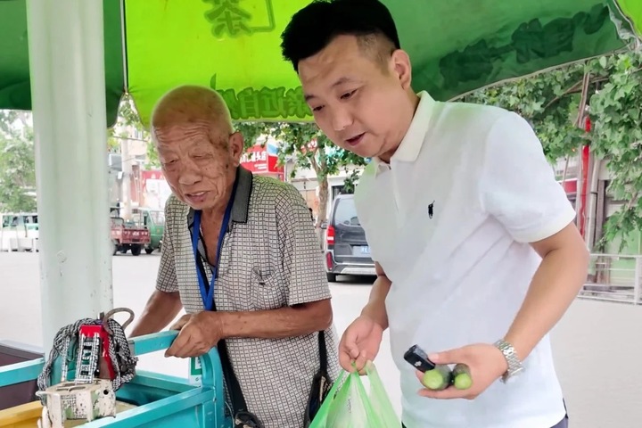 Vlogger mua hết rau cho l&atilde;o n&ocirc;ng v&agrave; bi kịch tr&ecirc;n đường về - Ảnh 1.