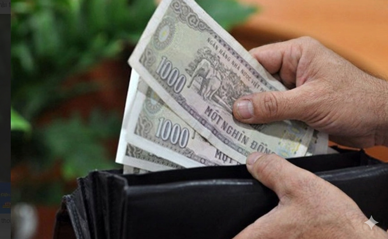 Nh&igrave;n chồng mở v&iacute;, m&oacute;c sạch cả tiền lẻ cho em trai m&agrave; t&ocirc;i 