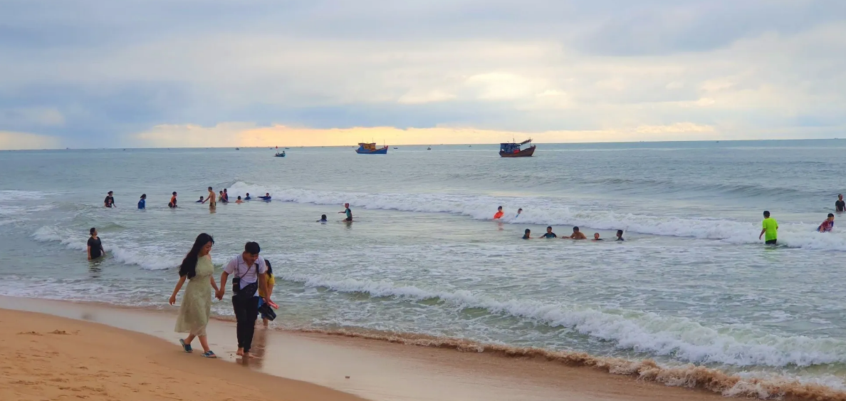 Phản ứng của chồng ở b&atilde;i biển qu&aacute; kinh khủng, t&ocirc;i quyết định bỏ về trước v&agrave; c&acirc;m lặng những ng&agrave;y sau đ&oacute;- Ảnh 1.