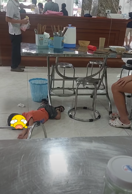 Quay lén 2 mẹ con trong quán ăn rồi đăng lên mạng với giọng mỉa mai