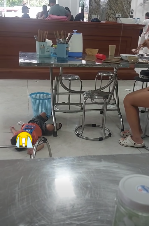 Quay lén 2 mẹ con trong quán ăn rồi đăng lên mạng với giọng mỉa mai