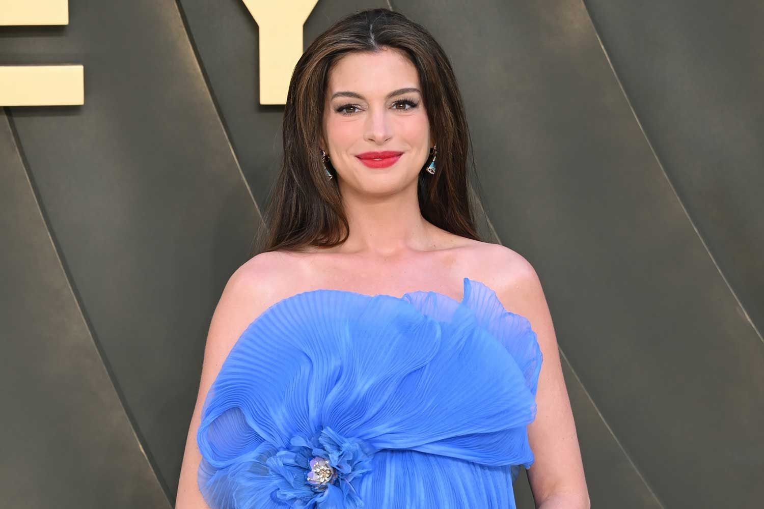 Kh&ocirc;ng c&ograve;n g&igrave; để n&oacute;i về nhan sắc của Anne Hathaway- Ảnh 7.