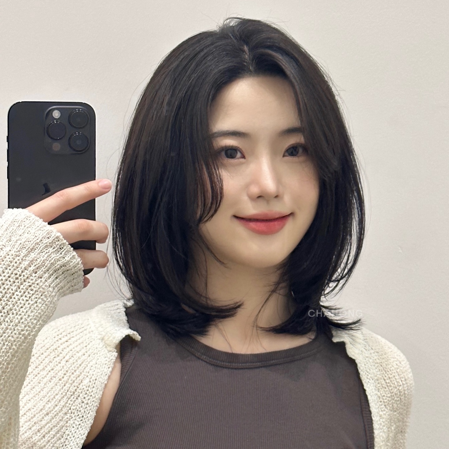 Giữa mu&ocirc;n v&agrave;n kiểu t&oacute;c ngắn, đ&acirc;y l&agrave; 5 gợi &yacute; thu gọn gương mặt hiệu quả nhất - Ảnh 3.