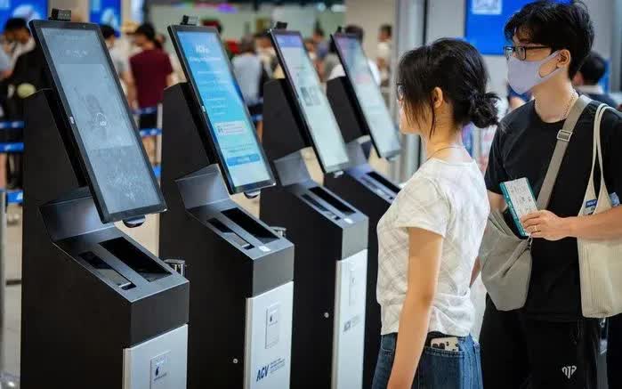 Nội B&agrave;i ra mắt kiosk sinh trắc học , x&aacute;c thực h&agrave;nh kh&aacute;ch chỉ trong 10 gi&acirc;y - Ảnh 1.