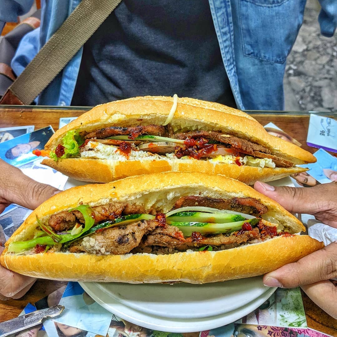 Kh&aacute;m ph&aacute; b&aacute;nh m&igrave; Hội An: Du kh&aacute;ch T&acirc;y ăn 6 ổ trong 1 ng&agrave;y g&acirc;y chấn động - Ảnh 6.
