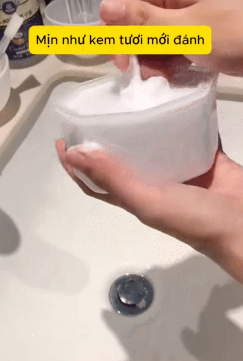 Chưa cần dầu dưỡng hay ủ t&oacute;c cầu kỳ, đ&acirc;y l&agrave; 3 dụng cụ hỗ trợ gi&uacute;p m&aacute;i t&oacute;c đ&atilde; khỏe đẹp ngay từ bước gội đầu - Ảnh 5.