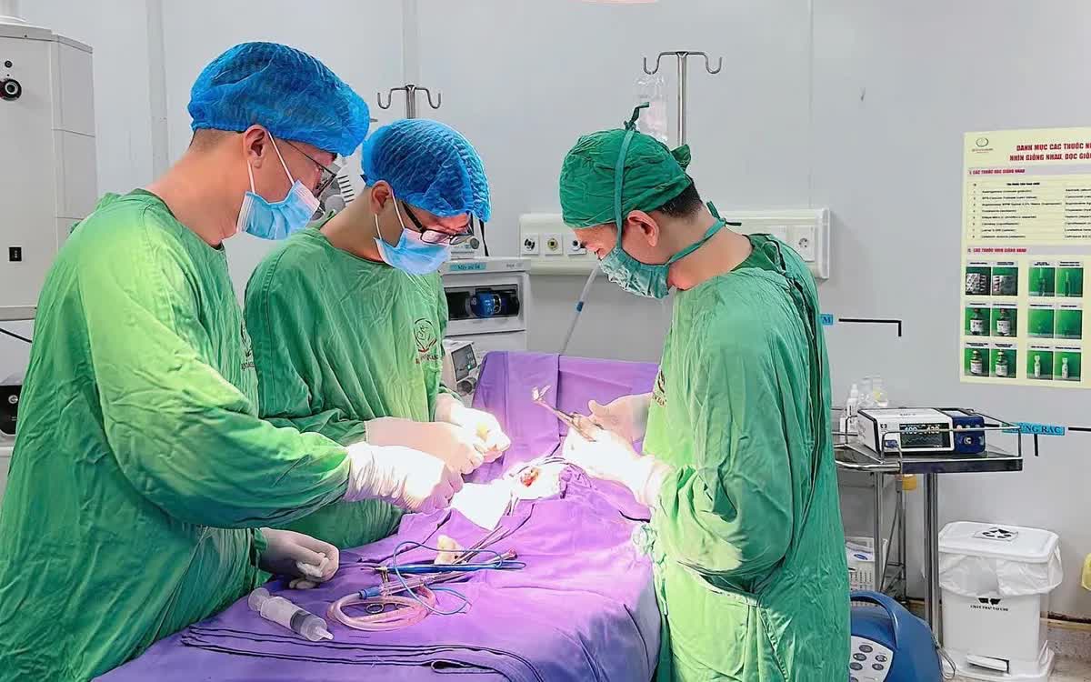 Cứu b&eacute; sơ sinh mắc tật ti&ecirc;u h&oacute;a hiếm gặp tại Quảng Ninh - Ảnh 1.