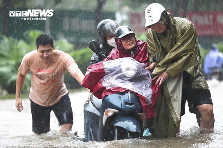 Dự b&aacute;o thời tiết 9/7/2026: Miền Bắc mưa lớn v&agrave; miền Trung nắng n&oacute;ng gay gắt - Ảnh 1.