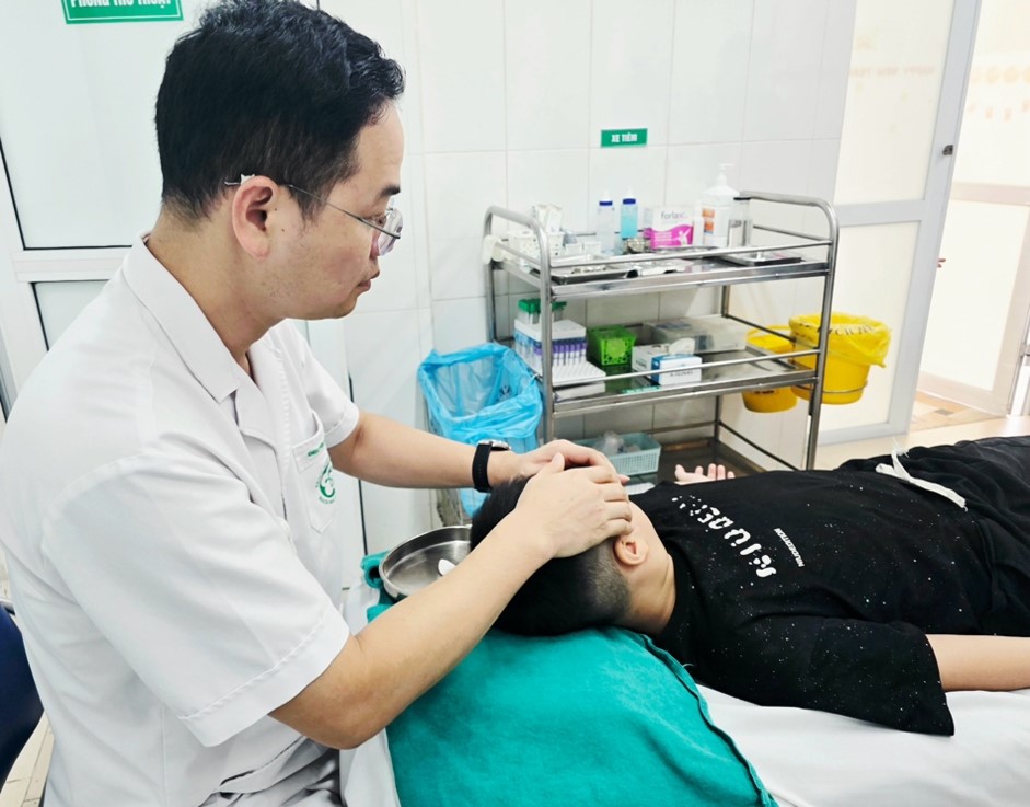 Bệnh viện Bạch Mai liên tiếp tiếp nhận trẻ bị liệt mặt - Ảnh 1. Bệnh viện Bạch Mai liên tiếp tiếp nhận trẻ bị liệt mặt - Ảnh 1.