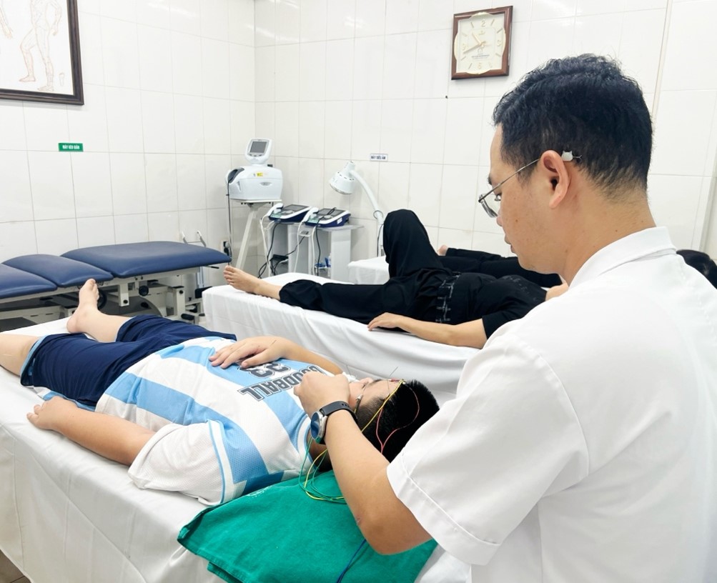 Bệnh viện Bạch Mai liên tiếp tiếp nhận trẻ bị liệt mặt - Ảnh 2. Bệnh viện Bạch Mai liên tiếp tiếp nhận trẻ bị liệt mặt - Ảnh 2.