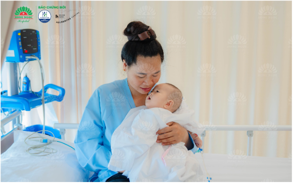 Vượt gần 300km từ Sơn La xuống Hà Nội, ba mẹ đi tìm nụ cười trọn vẹn cho con - Ảnh 2. Vượt gần 300km từ Sơn La xuống Hà Nội, ba mẹ đi tìm nụ cười trọn vẹn cho con - Ảnh 2.