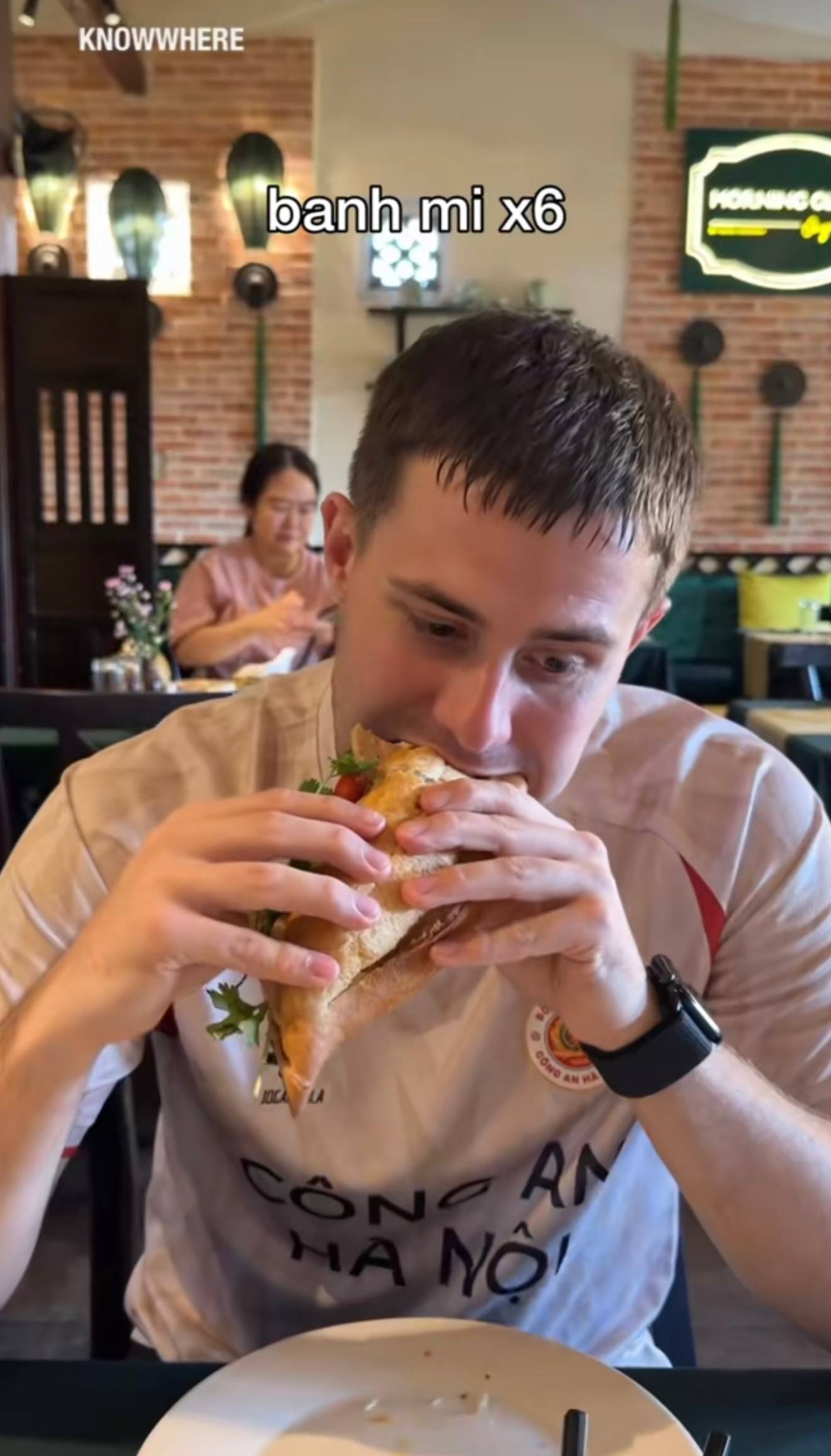 Kh&aacute;m ph&aacute; b&aacute;nh m&igrave; Hội An: Du kh&aacute;ch T&acirc;y ăn 6 ổ trong 1 ng&agrave;y g&acirc;y chấn động - Ảnh 4.