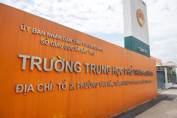 Vụ 146 điểm 10 m&ocirc;n To&aacute;n tại Tuy&ecirc;n Quang: Khởi tố gi&aacute;o vi&ecirc;n Nguyễn H&agrave; Duy - Ảnh 2.