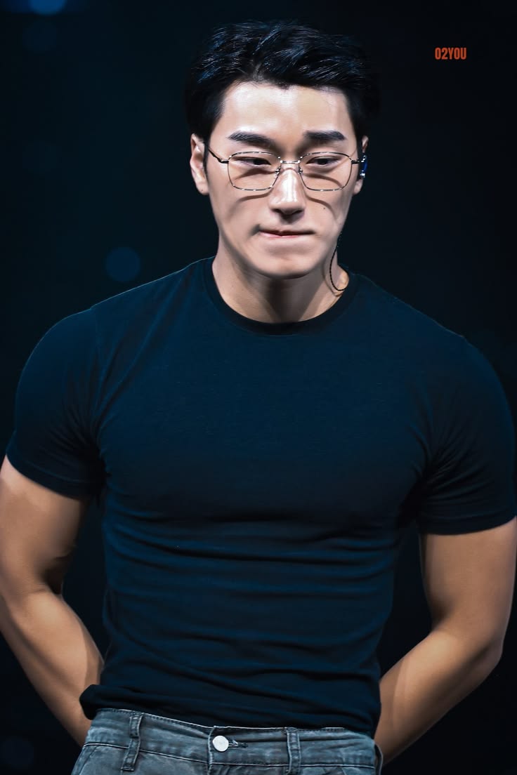 Mỹ nam &ldquo;hẩy ngực&rdquo; lập tức viral: Đại sứ thời trang c&oacute; body cực phẩm, ăn mặc qu&aacute; chất m&ecirc; hoặc 11 triệu fan- Ảnh 3.