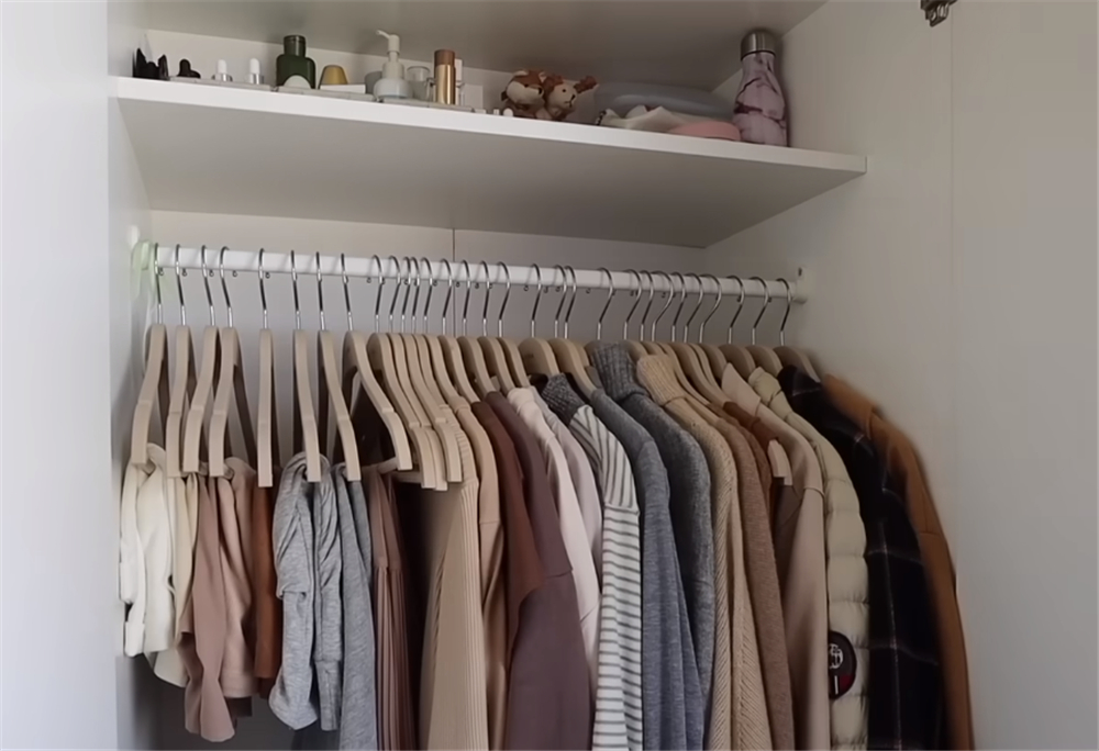 Dọn tủ quần áo 100 lần vẫn bừa, mua đủ loại hộp đựng vẫn vô ích, tôi mới nhận ra bí quyết nằm ở điều cuối cùng - Ảnh 3.
