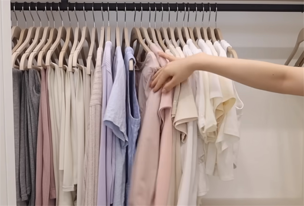 Dọn tủ quần áo 100 lần vẫn bừa, mua đủ loại hộp đựng vẫn vô ích, tôi mới nhận ra bí quyết nằm ở điều cuối cùng - Ảnh 2.