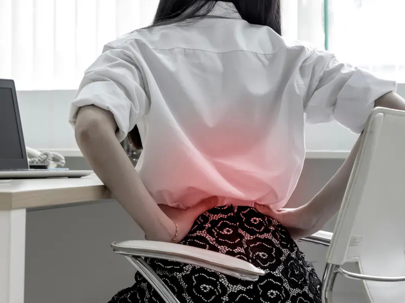 Nữ nhân viên văn phòng 34 tuổi phát hiện ung thư buồng trứng giai đoạn 3: Đau lưng xin đừng vội đổ lỗi cho ngồi nhiều! - Ảnh 2.