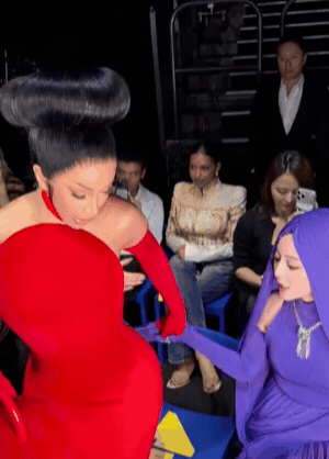 Phạm Băng Băng t&iacute;m lịm so k&egrave; từng m&eacute;t ghế với Cardi B - 