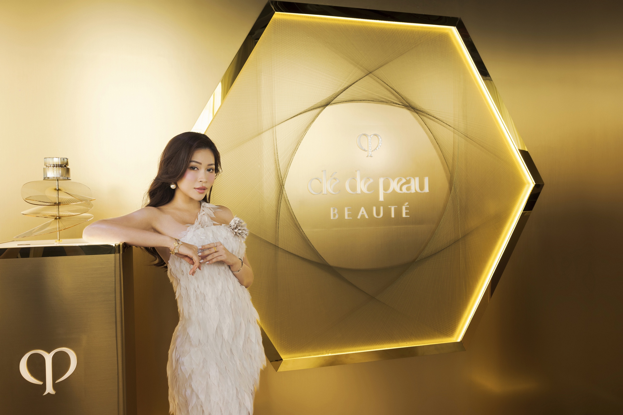 Gặp gỡ &ocirc;ng Kiyoshi Sato - Gi&aacute;m đốc C&ocirc;ng Nghệ to&agrave;n cầu của Cl&eacute; de Peau Beaut&eacute; trong buổi ra mắt Kem dưỡng phục hồi Restorative Cream Supreme tại Việt Nam- Ảnh 1.