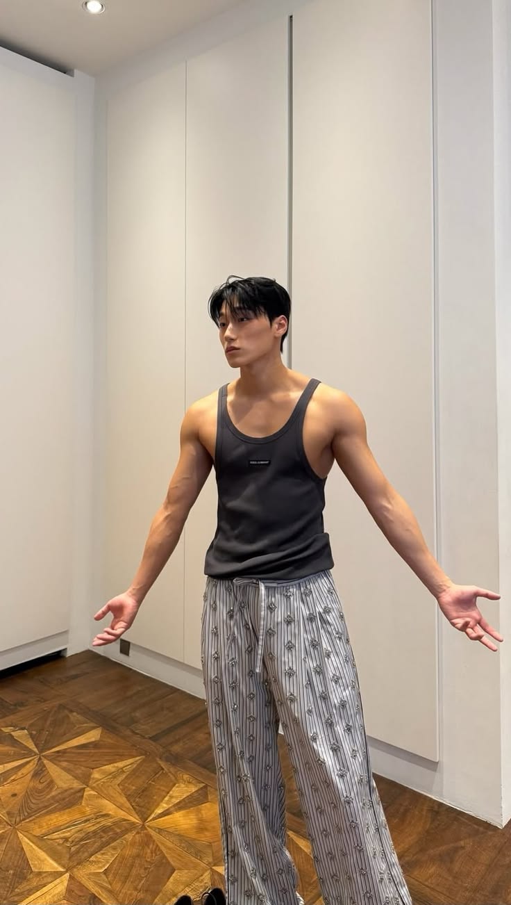 Mỹ nam &ldquo;hẩy ngực&rdquo; lập tức viral: Đại sứ thời trang c&oacute; body cực phẩm, ăn mặc qu&aacute; chất m&ecirc; hoặc 11 triệu fan- Ảnh 8.