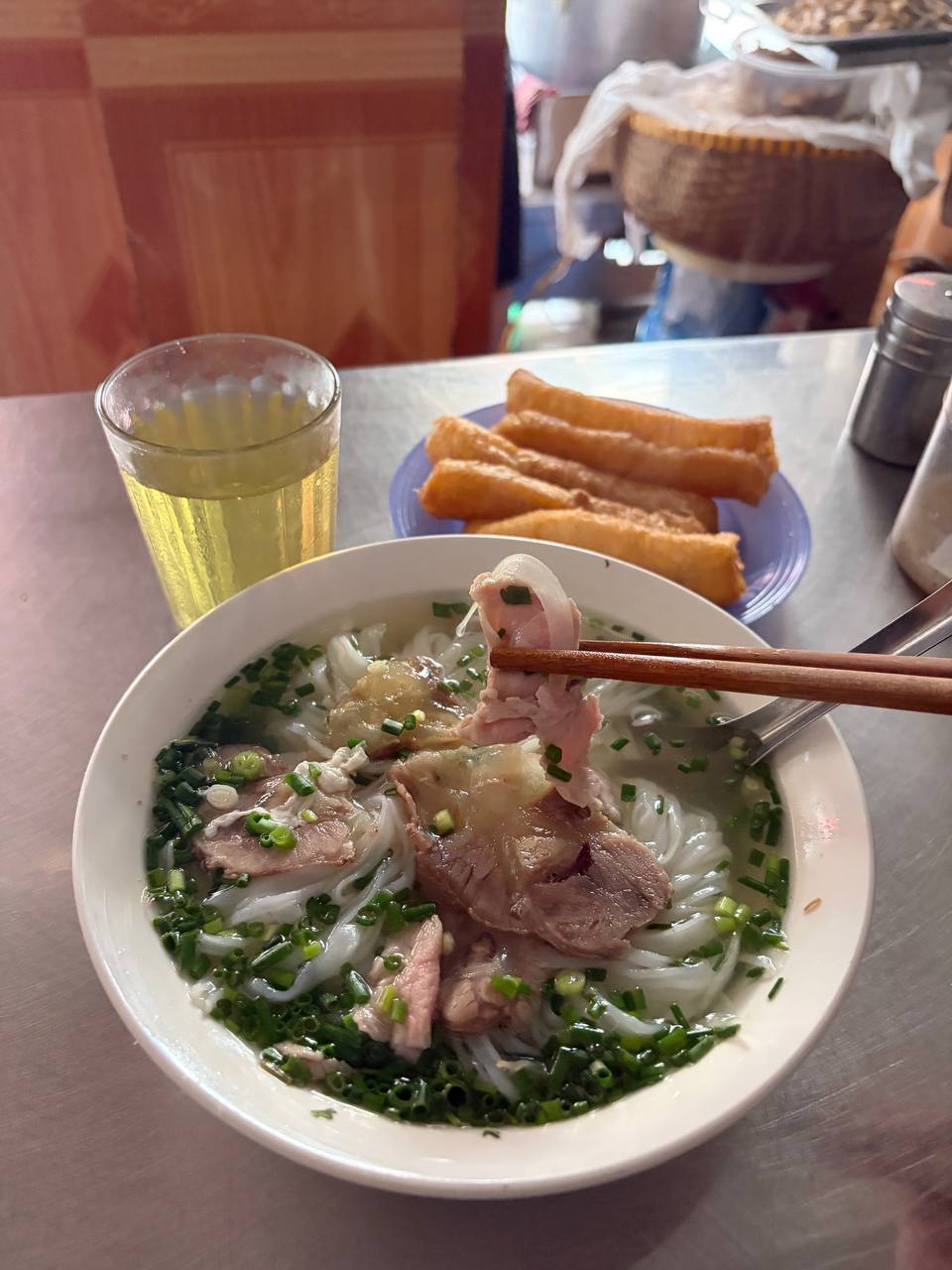 Phở Hà Nội 23 . 000 Đồng và trà đá 2 . 000 Đồng giữa bão giá năm 2026 - Ảnh 17. Phở Hà Nội 23 . 000 Đồng và trà đá 2 . 000 Đồng giữa bão giá năm 2026 - Ảnh 17.