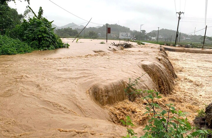 Mưa lớn ở Th&aacute;i Nguy&ecirc;n 2026 g&acirc;y ngập s&acirc;u v&agrave; b&eacute; trai mất t&iacute;ch do lũ cuốn tr&ocirc;i - Ảnh 1.