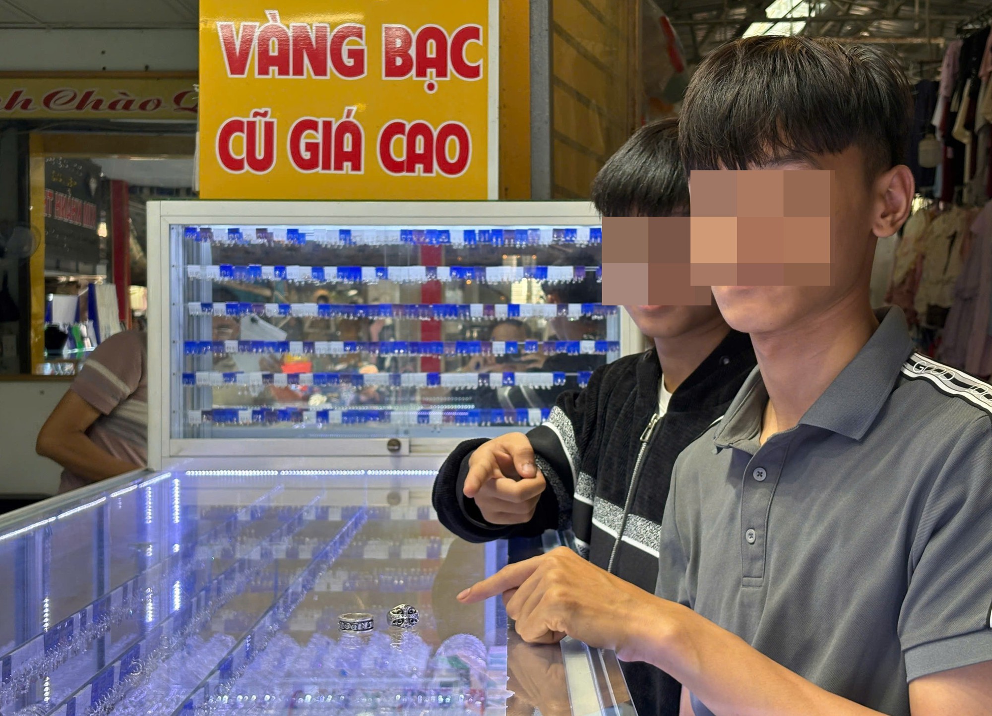 Hai thiếu niên đột nhập xe ô tô trộm trang sức trị giá 500 triệu đồng tại Đà Nẵng - Ảnh 2. Hai thiếu niên đột nhập xe ô tô trộm trang sức trị giá 500 triệu đồng tại Đà Nẵng - Ảnh 2.