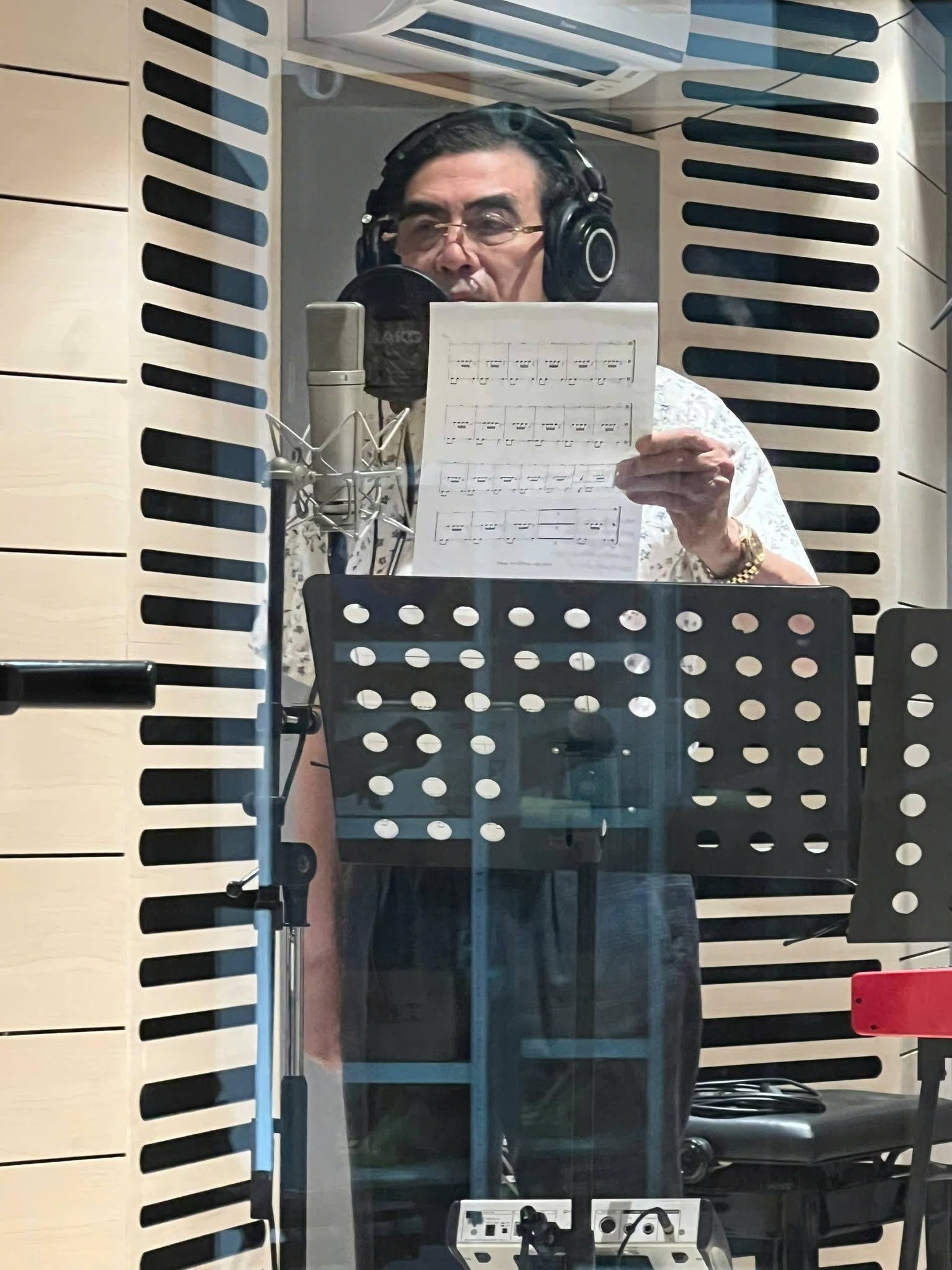 Nam NSND nh&agrave; ở đường Nguyễn Ch&iacute; Thanh: Nhiều c&ocirc; theo, 73 tuổi mới c&ocirc;ng khai vợ đẹp như diễn vi&ecirc;n- Ảnh 4.