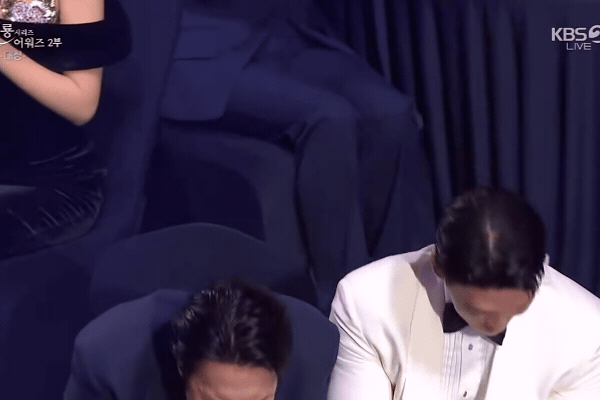 Viral nhất Rồng Xanh 2026: Tiếng g&agrave;o th&eacute;t khi Shin Min Ah l&ecirc;n trao giải khiến Kim Woo Bin ngượng ch&iacute;n người- Ảnh 2.