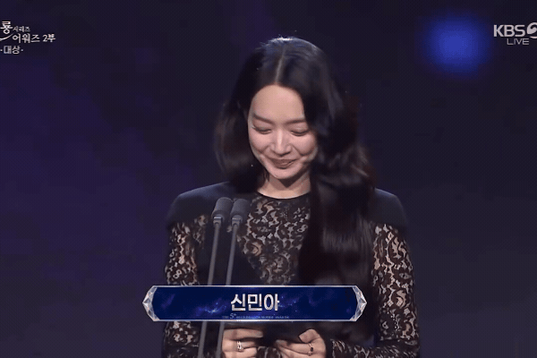 Viral nhất Rồng Xanh 2026: Tiếng g&agrave;o th&eacute;t khi Shin Min Ah l&ecirc;n trao giải khiến Kim Woo Bin ngượng ch&iacute;n người- Ảnh 3.