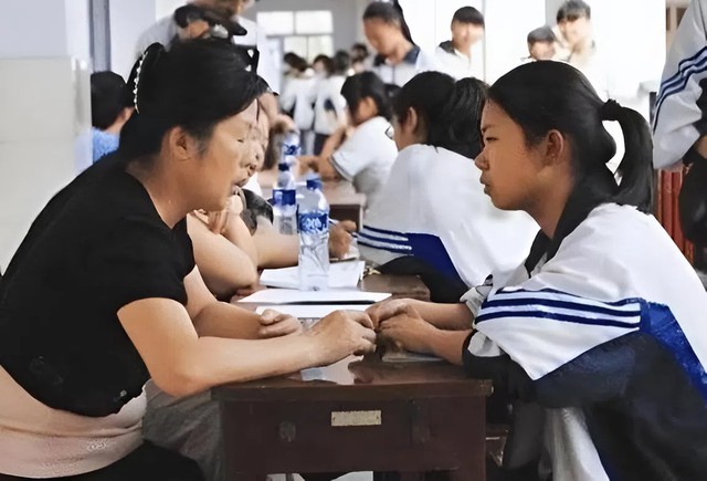 T&acirc;m l&yacute; học gia đ&igrave;nh chỉ ra 2 sai lầm khiến con c&aacute;i ngh&egrave;o kh&oacute; cả đời, rất nhiều cha mẹ mắc phải m&agrave; kh&ocirc;ng hề hay biết - Ảnh 2.