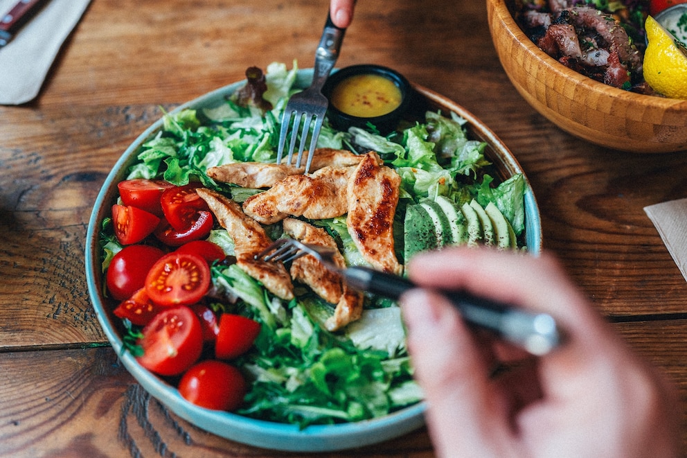 Ăn quá nhiều protein chưa chắc tốt: Nghiên cứu mới cho thấy giảm bớt protein có thể là