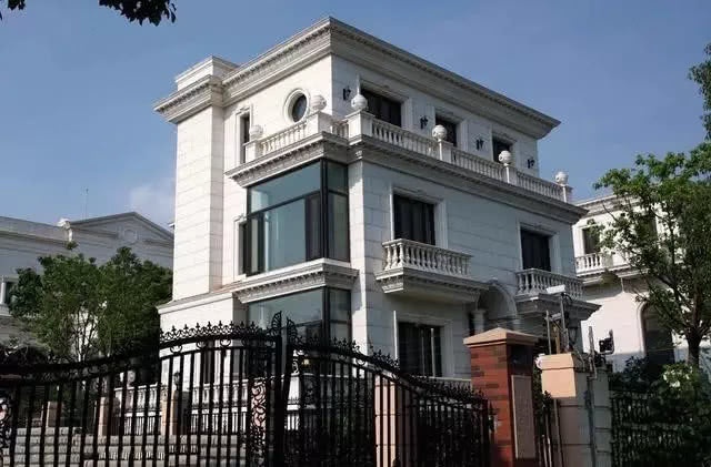 Căn biệt thự 5.000 m2 bị bỏ hoang, biến th&agrave;nh b&atilde;i r&aacute;c của nam diễn vi&ecirc;n hạng A d&iacute;nh l&ugrave;m x&ugrave;m 