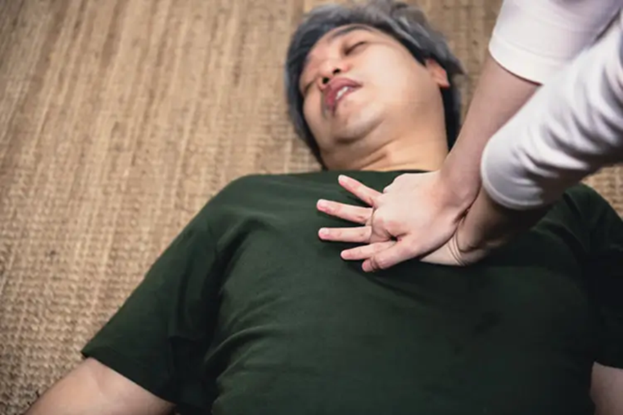 Người đ&agrave;n &ocirc;ng 69 tuổi tử vong trong khi đi tiểu đ&ecirc;m, b&aacute;c sĩ cảnh b&aacute;o: C&oacute; tuổi nhớ 3 điều cần tr&aacute;nh v&agrave;o ban đ&ecirc;m- Ảnh 1.