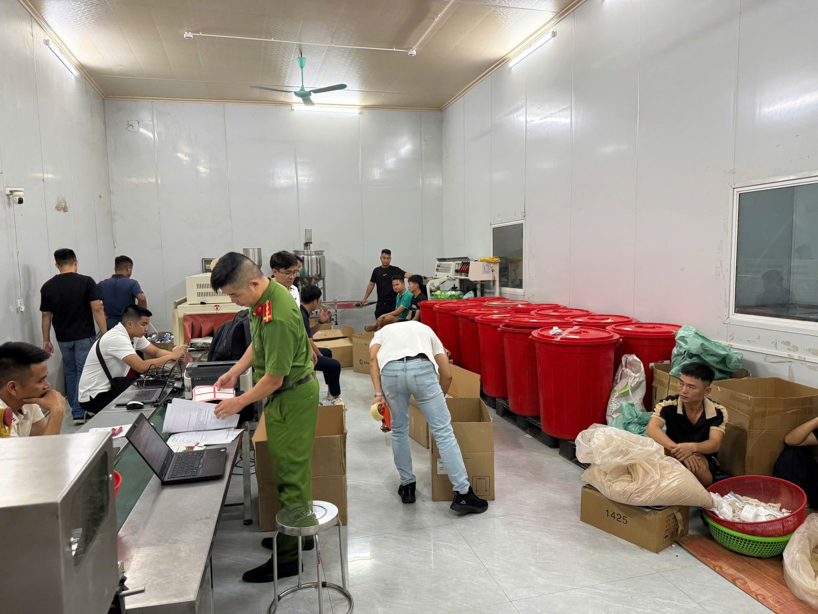 Khởi tố 21 bị can liên quan sản phẩm Đông y “Xương khớp bà Sáu”: Mua 23.000 đồng, bán 199.000 đồng, chốt 5.429 đơn hàng - Ảnh 3. Khởi tố 21 bị can liên quan sản phẩm Đông y “Xương khớp bà Sáu”: Mua 23.000 đồng, bán 199.000 đồng, chốt 5.429 đơn hàng - Ảnh 3.