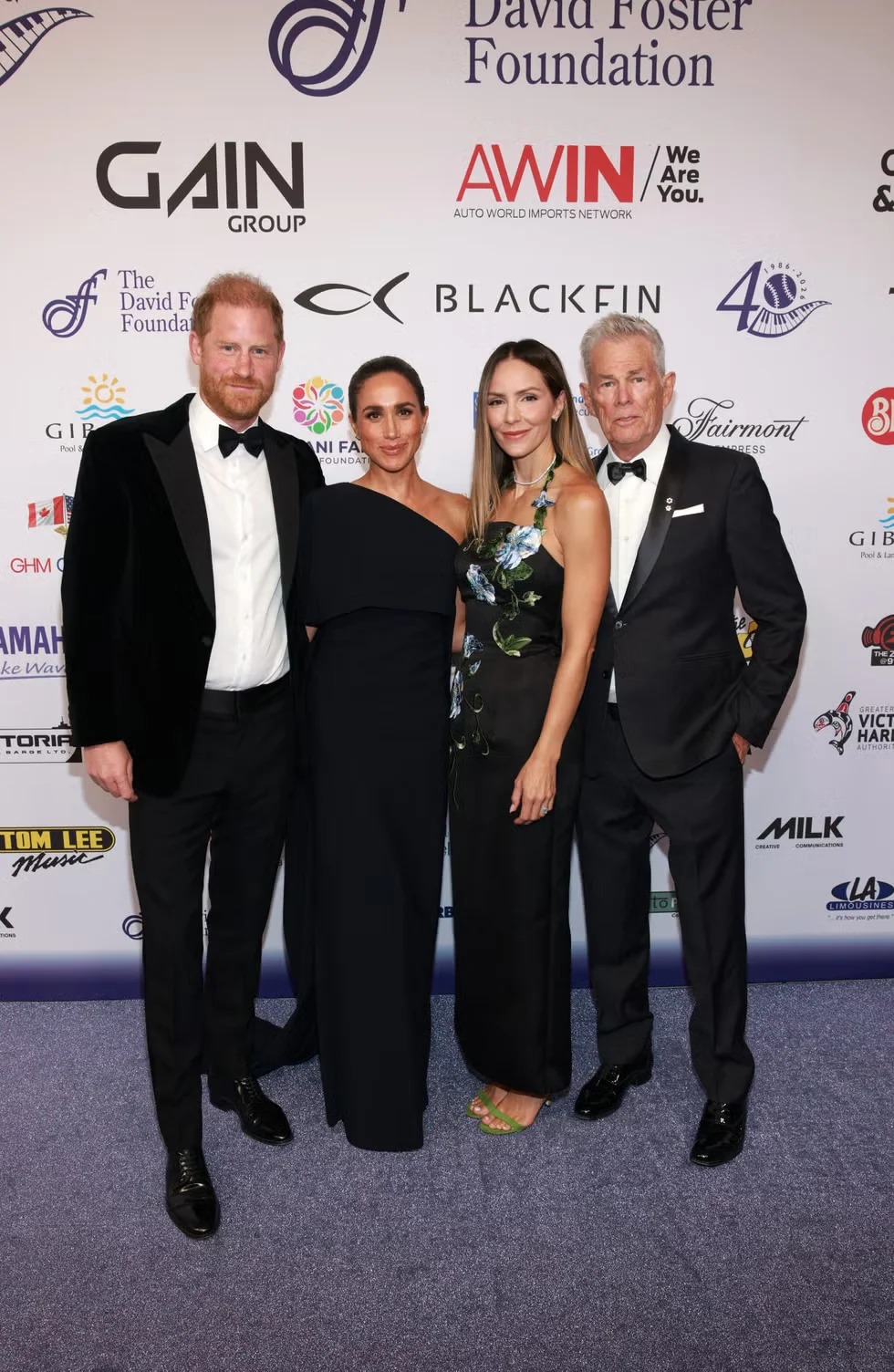 Meghan Markle gây chú ý với diện mạo thanh lịch tại Canada: Chiếc váy hơn 46 triệu đồng đẹp nhưng đôi khuyên tai của Công nương Diana mới là tâm điểm - Ảnh 1. Meghan Markle gây chú ý với diện mạo thanh lịch tại Canada: Chiếc váy hơn 46 triệu đồng đẹp nhưng đôi khuyên tai của Công nương Diana mới là tâm điểm - Ảnh 1.