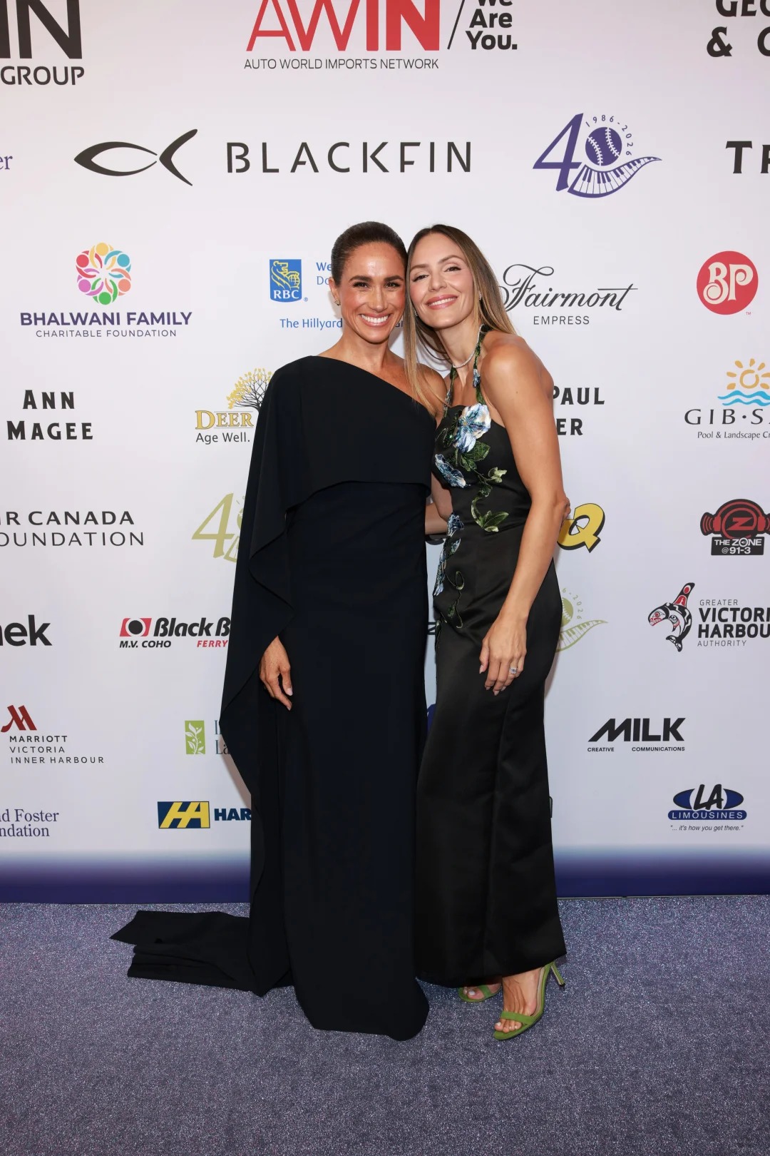 Meghan Markle gây chú ý với diện mạo thanh lịch tại Canada: Chiếc váy hơn 46 triệu đồng đẹp nhưng đôi khuyên tai của Công nương Diana mới là tâm điểm - Ảnh 2. Meghan Markle gây chú ý với diện mạo thanh lịch tại Canada: Chiếc váy hơn 46 triệu đồng đẹp nhưng đôi khuyên tai của Công nương Diana mới là tâm điểm - Ảnh 2.