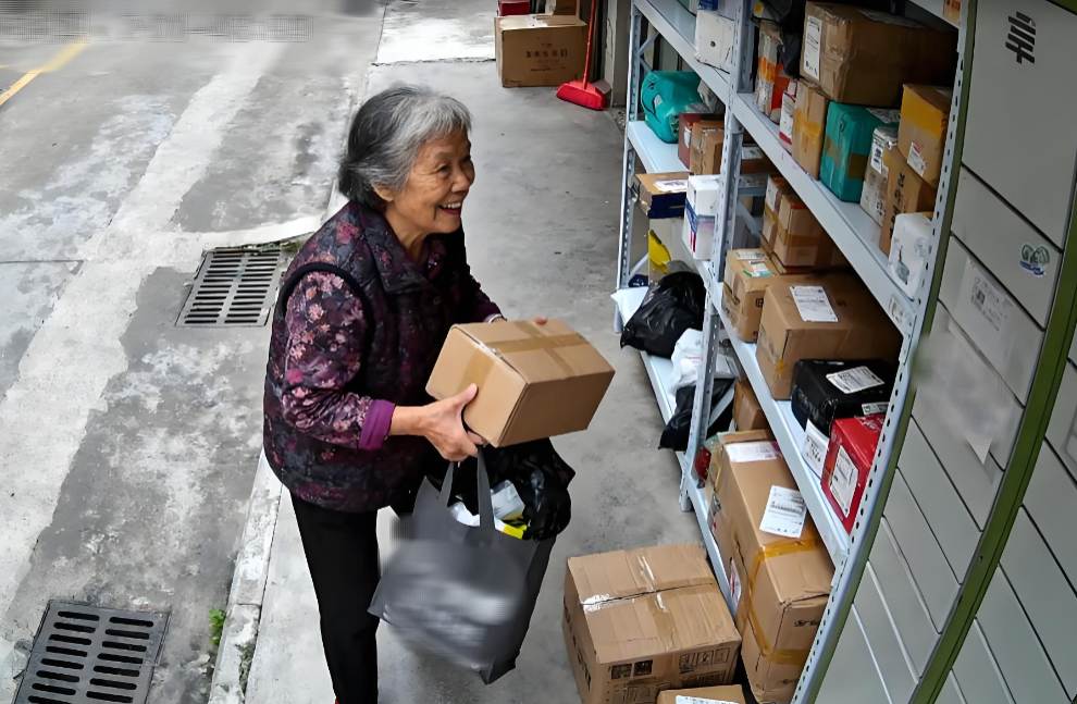 Bố mẹ chồng than lương hưu chỉ c&oacute; 8 triệu, khi t&ocirc;i v&ocirc; t&igrave;nh thấy mẹ chồng b&ecirc; một th&ugrave;ng carton mới biết: Chuyện 