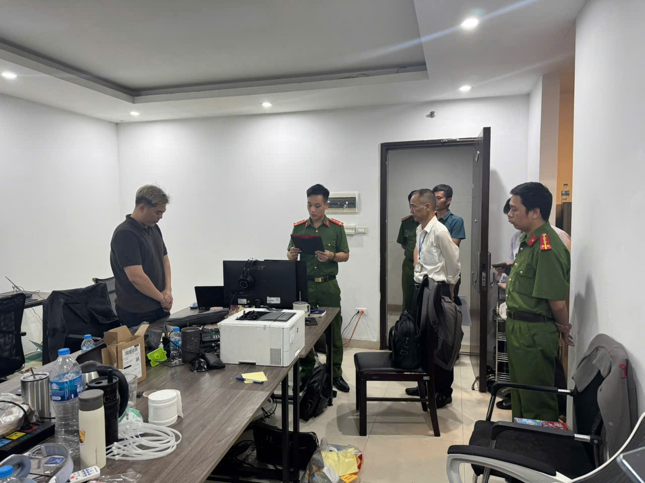 Khởi tố 21 bị can liên quan sản phẩm Đông y “Xương khớp bà Sáu”: Mua 23.000 đồng, bán 199.000 đồng, chốt 5.429 đơn hàng - Ảnh 4. Khởi tố 21 bị can liên quan sản phẩm Đông y “Xương khớp bà Sáu”: Mua 23.000 đồng, bán 199.000 đồng, chốt 5.429 đơn hàng - Ảnh 4.