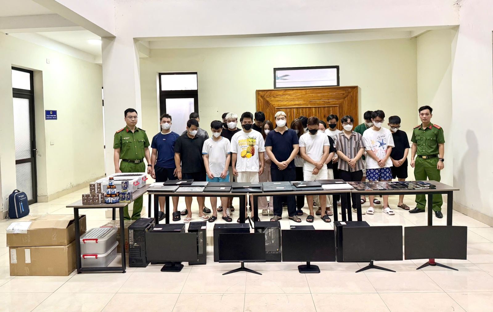 Khởi tố 21 bị can liên quan sản phẩm Đông y “Xương khớp bà Sáu”: Mua 23.000 đồng, bán 199.000 đồng, chốt 5.429 đơn hàng - Ảnh 5. Khởi tố 21 bị can liên quan sản phẩm Đông y “Xương khớp bà Sáu”: Mua 23.000 đồng, bán 199.000 đồng, chốt 5.429 đơn hàng - Ảnh 5.