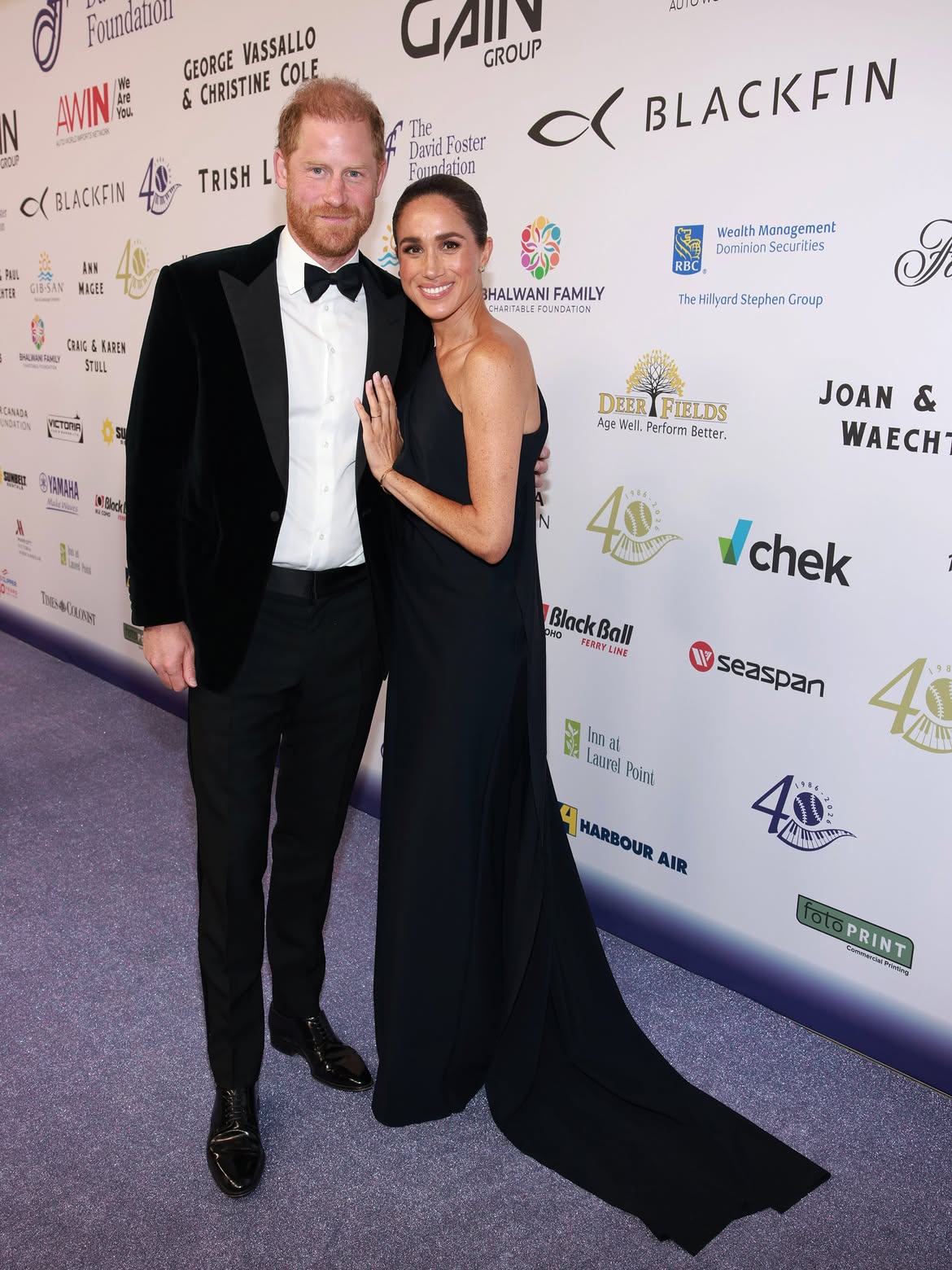 Meghan Markle gây chú ý với diện mạo thanh lịch tại Canada: Chiếc váy hơn 46 triệu đồng đẹp nhưng đôi khuyên tai của Công nương Diana mới là tâm điểm - Ảnh 5. Meghan Markle gây chú ý với diện mạo thanh lịch tại Canada: Chiếc váy hơn 46 triệu đồng đẹp nhưng đôi khuyên tai của Công nương Diana mới là tâm điểm - Ảnh 5.