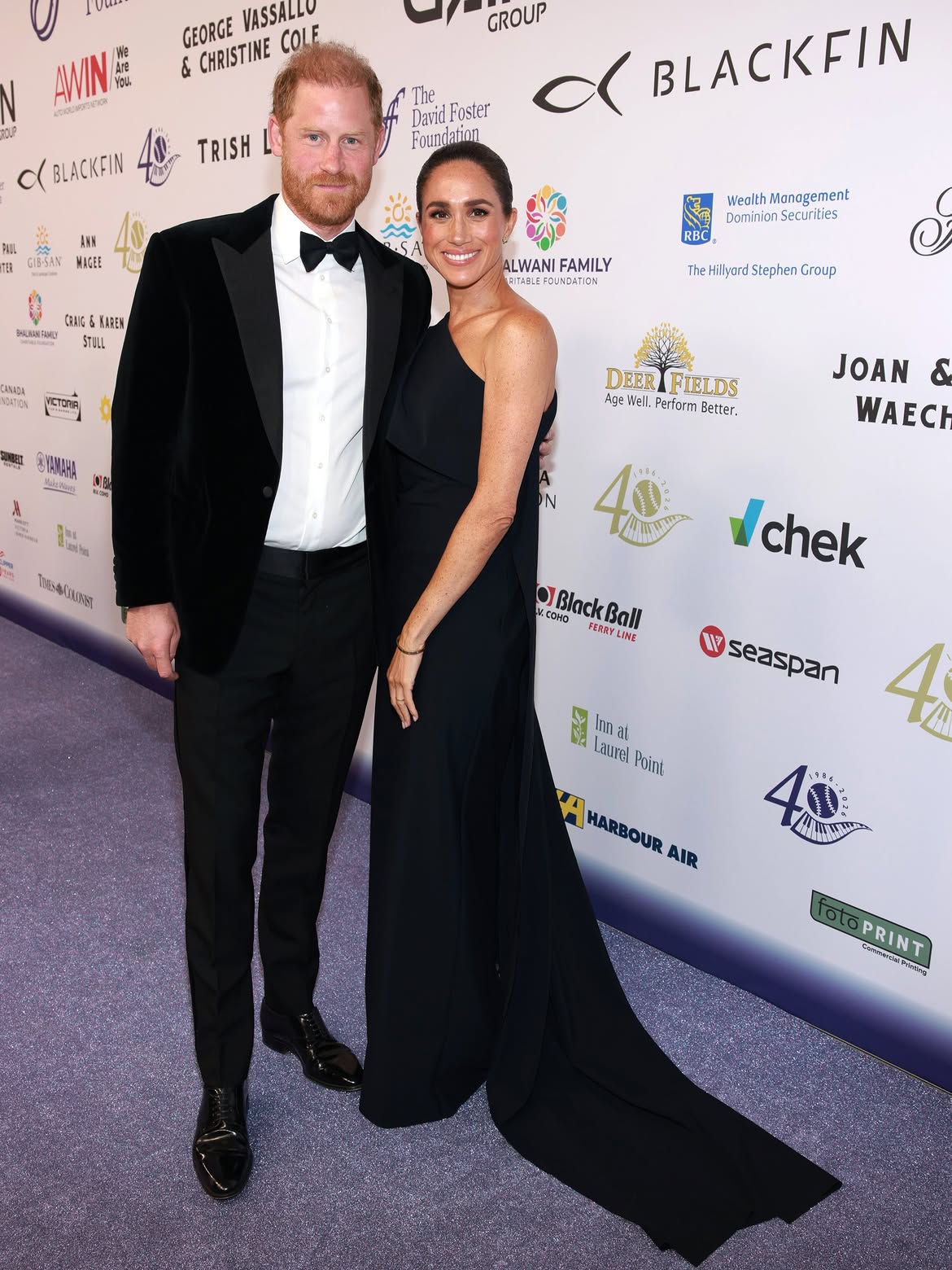 Meghan Markle gây chú ý với diện mạo thanh lịch tại Canada: Chiếc váy hơn 46 triệu đồng đẹp nhưng đôi khuyên tai của Công nương Diana mới là tâm điểm - Ảnh 3. Meghan Markle gây chú ý với diện mạo thanh lịch tại Canada: Chiếc váy hơn 46 triệu đồng đẹp nhưng đôi khuyên tai của Công nương Diana mới là tâm điểm - Ảnh 3.