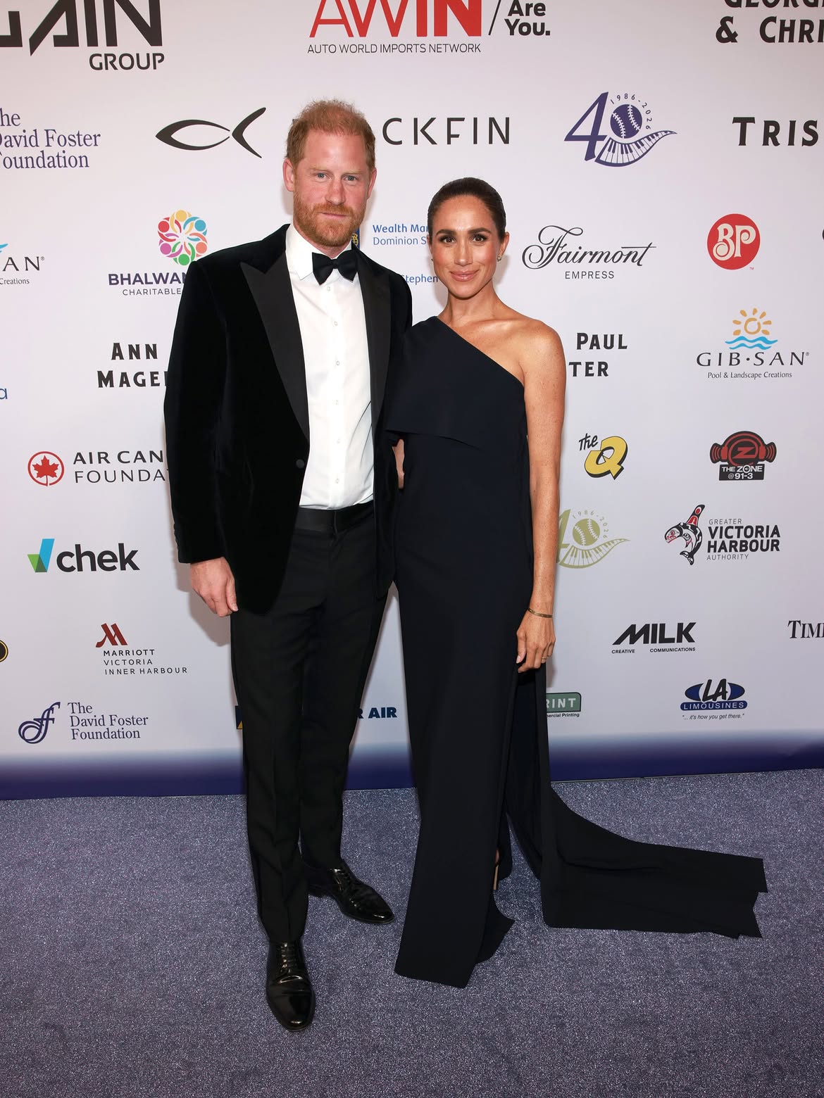 Meghan Markle gây chú ý với diện mạo thanh lịch tại Canada: Chiếc váy hơn 46 triệu đồng đẹp nhưng đôi khuyên tai của Công nương Diana mới là tâm điểm - Ảnh 4. Meghan Markle gây chú ý với diện mạo thanh lịch tại Canada: Chiếc váy hơn 46 triệu đồng đẹp nhưng đôi khuyên tai của Công nương Diana mới là tâm điểm - Ảnh 4.