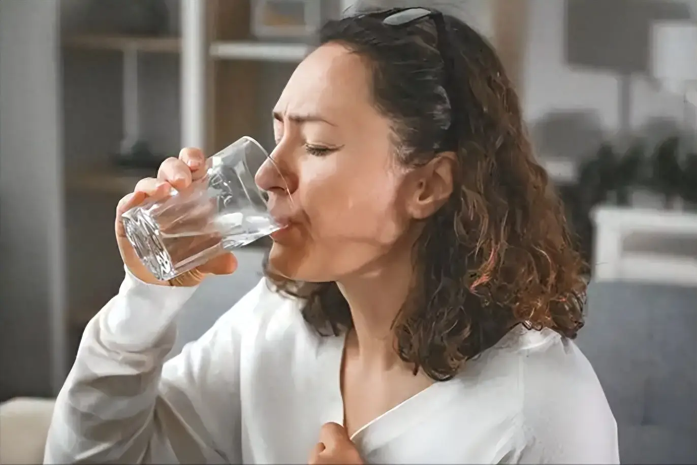 S&aacute;ng vừa mở mắt đ&atilde; l&agrave;m ngay việc n&agrave;y, tưởng tốt cực kỳ nhưng kh&ocirc;ng ngờ nếu l&agrave;m sai lại hại dạ d&agrave;y: 5 điều &iacute;t ai để &yacute; - Ảnh 1.