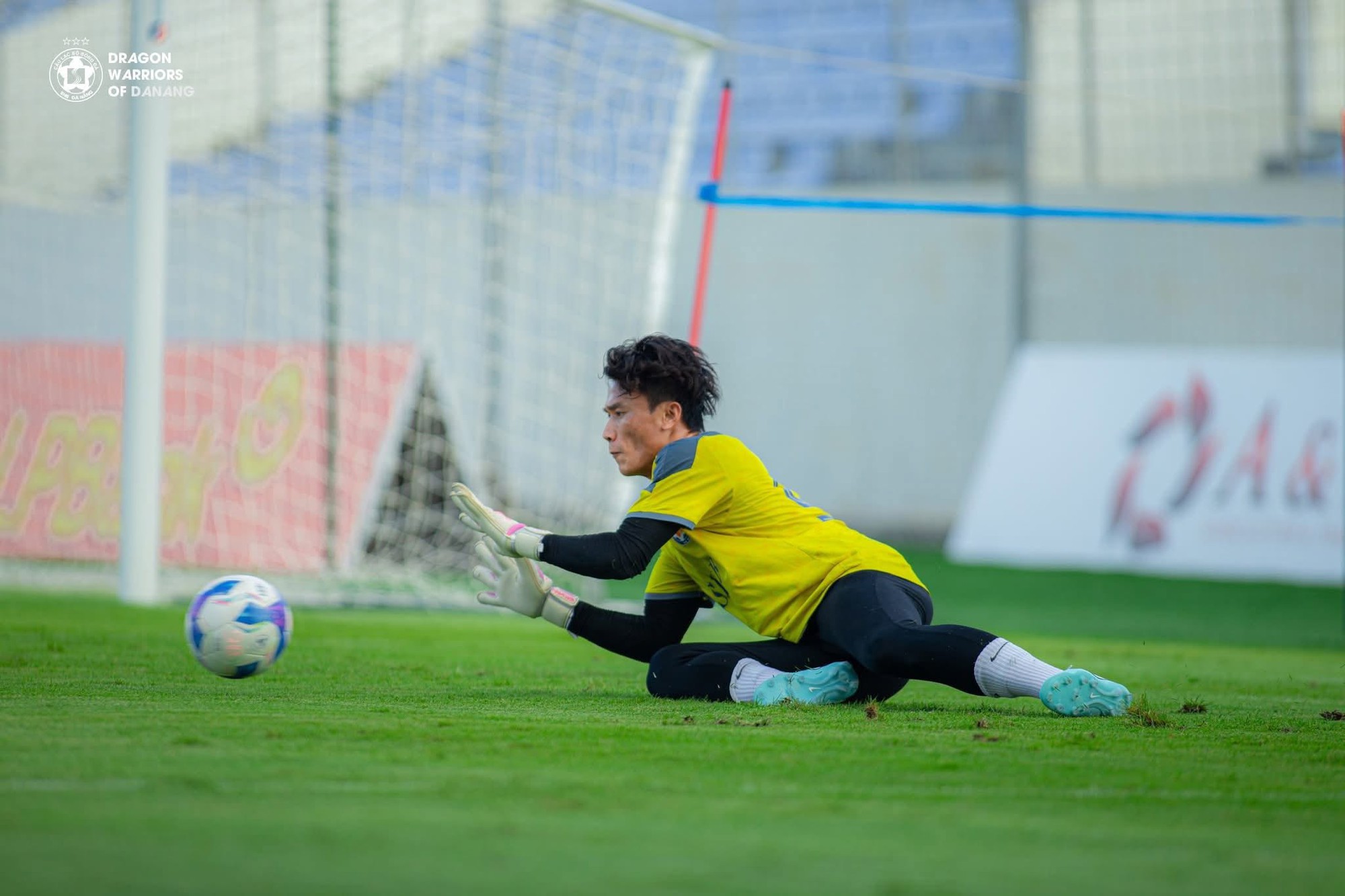 Cầu thủ qu&ecirc; Thanh H&oacute;a đổi đời sau giải U23 ch&acirc;u &Aacute;, cưới vợ mẫu t&acirc;y xinh đẹp, sinh qu&yacute; tử đ&aacute;ng y&ecirc;u đang hot rần rần - Ảnh 1.