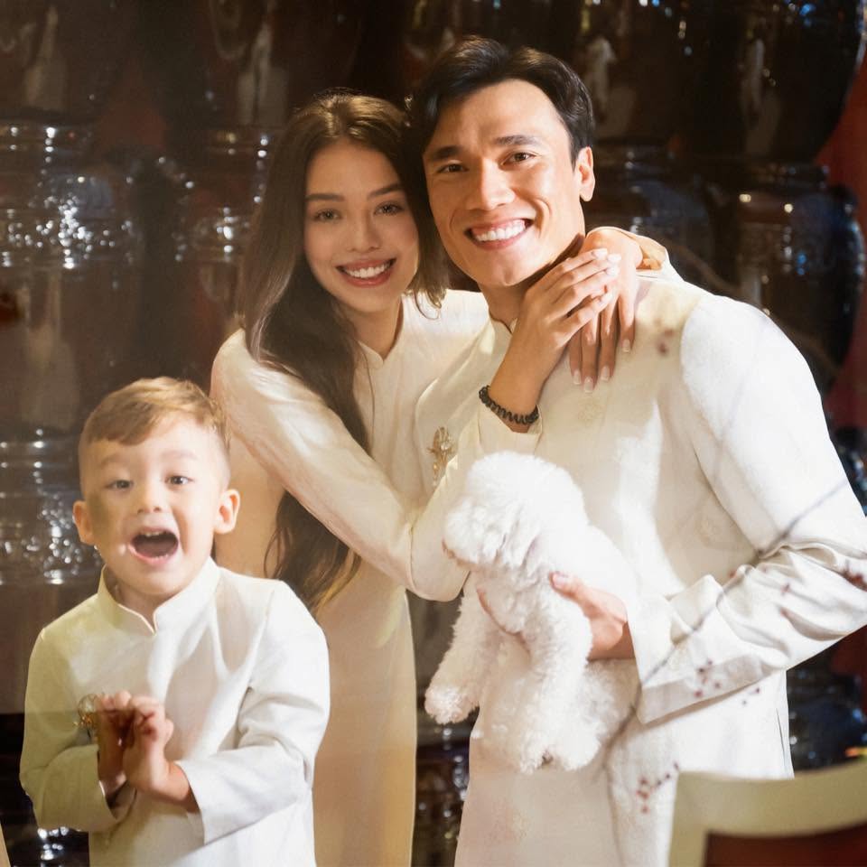 Cầu thủ qu&ecirc; Thanh H&oacute;a đổi đời sau giải U23 ch&acirc;u &Aacute;, cưới vợ mẫu t&acirc;y xinh đẹp, sinh qu&yacute; tử đ&aacute;ng y&ecirc;u đang hot rần rần - Ảnh 2.